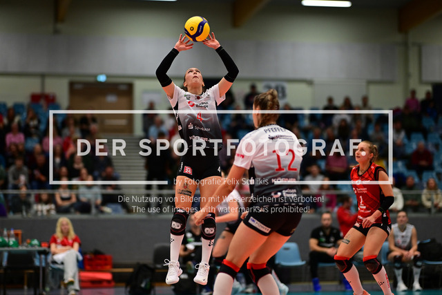 Volleyball I Frauen I Saison 2025-2026 I Bundesliga I 5. Spieltag I ETV Hamburger Volksbank Volleys - Dresdner SC I 08345 | Emma Grome (4, Dresdner SC) - Realisiert mit Pictrs.com