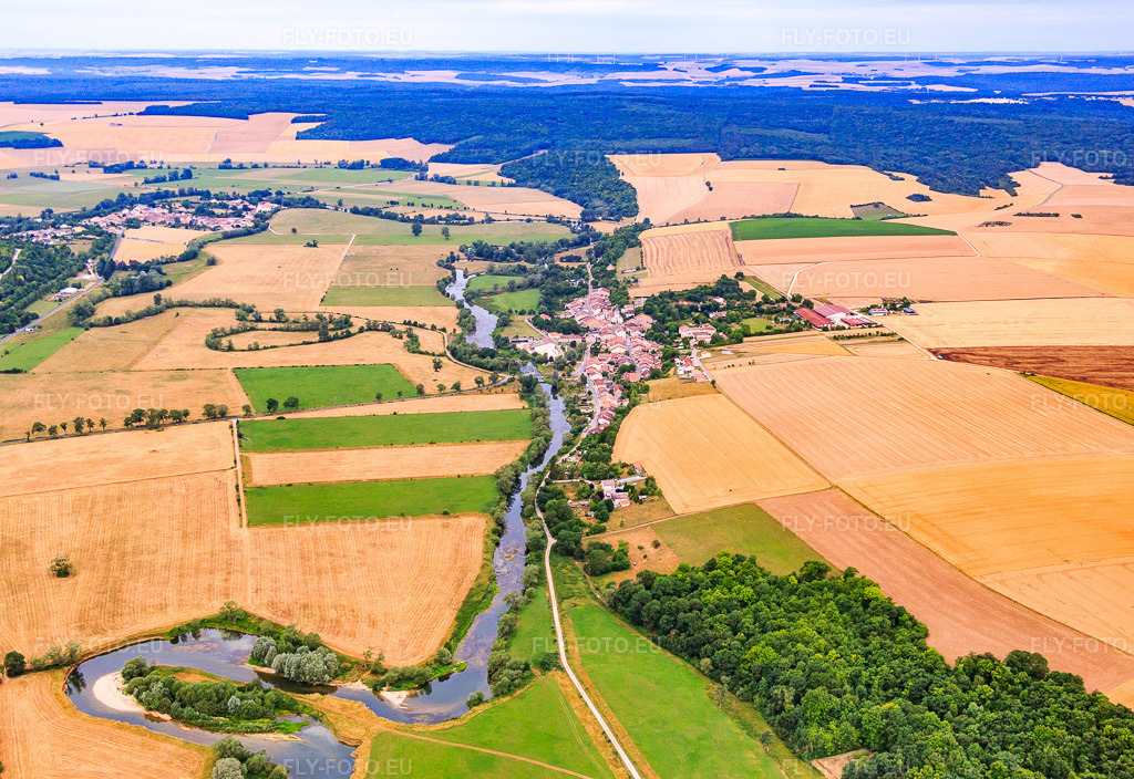 Vue aérienne: Vue du village sur la Meuse à Ourches-sur-Meuse dans le département Meuse, France – .Photo: IMG_083541.jpg prise le 13/07/2015 par Werner Riehm/FLY-FOTO.eu – Résolution de l'original: 5306 x 3648 px
