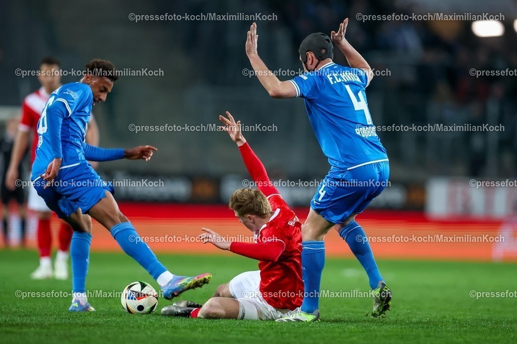 RWE06042501083 | 2025.04.06, Fußball, 3.Liga, Rot-Weiss Essen - FC Hansa Rostock, Stadion Hafenstraße, Saison 2024 2025: Sima Suso (FC Hansa Rostock #28) im Zweikampf gegen Julian Eitschberger (RWE #2) Damian Roßbach (FC Hansa Rostock #04) DFB regulations prohibit any use of photographs as image sequences and or quasi-video.