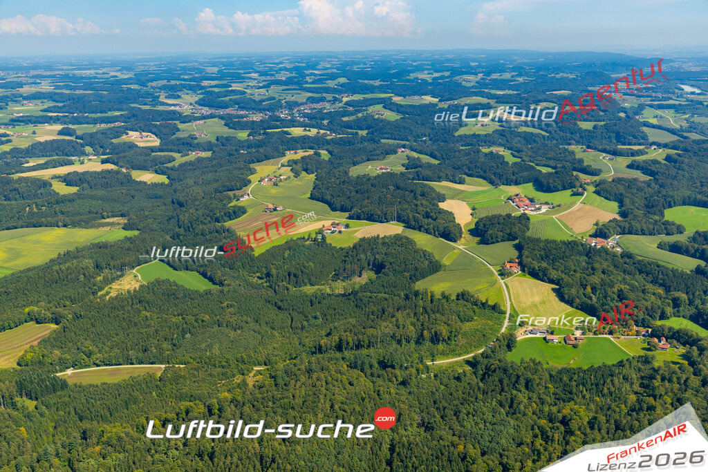 Das Luftbild zeigt : Berg Reischach - Die Luftaufnahme wurde 2024 vom UL-Flugzeug aus erstellt ( keine Drohne ) - Hochauflösende Luftaufnahme - Für grossformatige Ausdrucke geeignet. Die Geschenkidee !Mit Lizenz und Bildrechte bestellbar