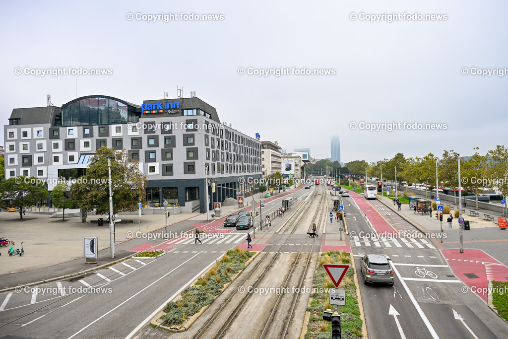 Slowakei_ Bratislavsky kraj_ Bratislava_ 08.10.2024-8 | 08.10.2024, Slowakei, SVK, Bratislavsky kraj, Bratislava, im Bild Bratislava, Stadtansichten, Gebauede, Sehenswurdigkeiten, Tourismus, Touristen, Cafe, Denkmal, Strasse, Donau, Bruecke, Schiff, Burg, Hrad, Ufo, Restaurant, Souvenier, Menschen, Bahnhof, Zug, Hauptstadt