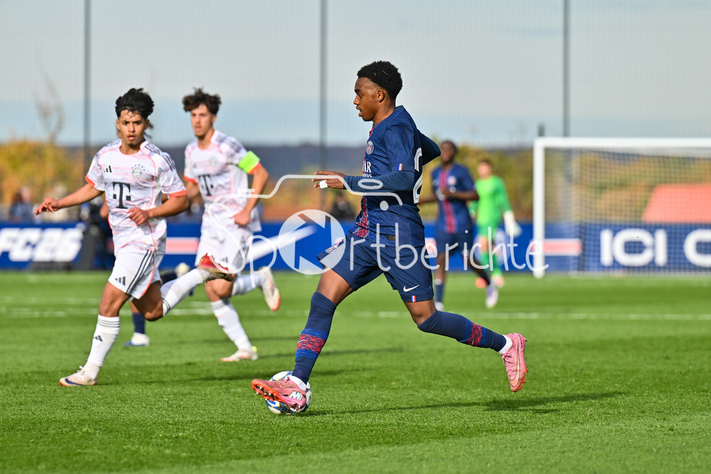 Paris Saint Germain U19 - FC Bayern München U19 | PARIS, FRANKREICH - 4. NOVEMBER: am Ball Elijah LY (PSG U19 29) beim Ligaspiel zwischen der U19 von Paris Saint Germain und der U19 des FC Bayern München am 4. Spieltag der UEFA Youth League am PSG Campus am 04.11.2025