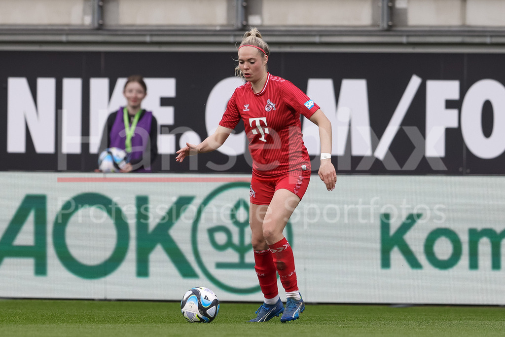 Fussball, Google Pixel Frauen-Bundesliga, VfL Wolfsburg - 1. FC Köln | v.li.: Janina Hechler (1. FC Köln, 28) am Ball, Freisteller, Einzelbild, Ganzkörper, Aktion, Action, Spielszene, DIE DFB-RICHTLINIEN UNTERSAGEN JEGLICHE NUTZUNG VON FOTOS ALS SEQUENZBILDER UND/ODER VIDEOÄHNLICHE FOTOSTRECKEN. DFB REGULATIONS PROHIBIT ANY USE OF PHOTOGRAPHS AS IMAGE SEQUENCES AND/OR QUASI-VIDEO.