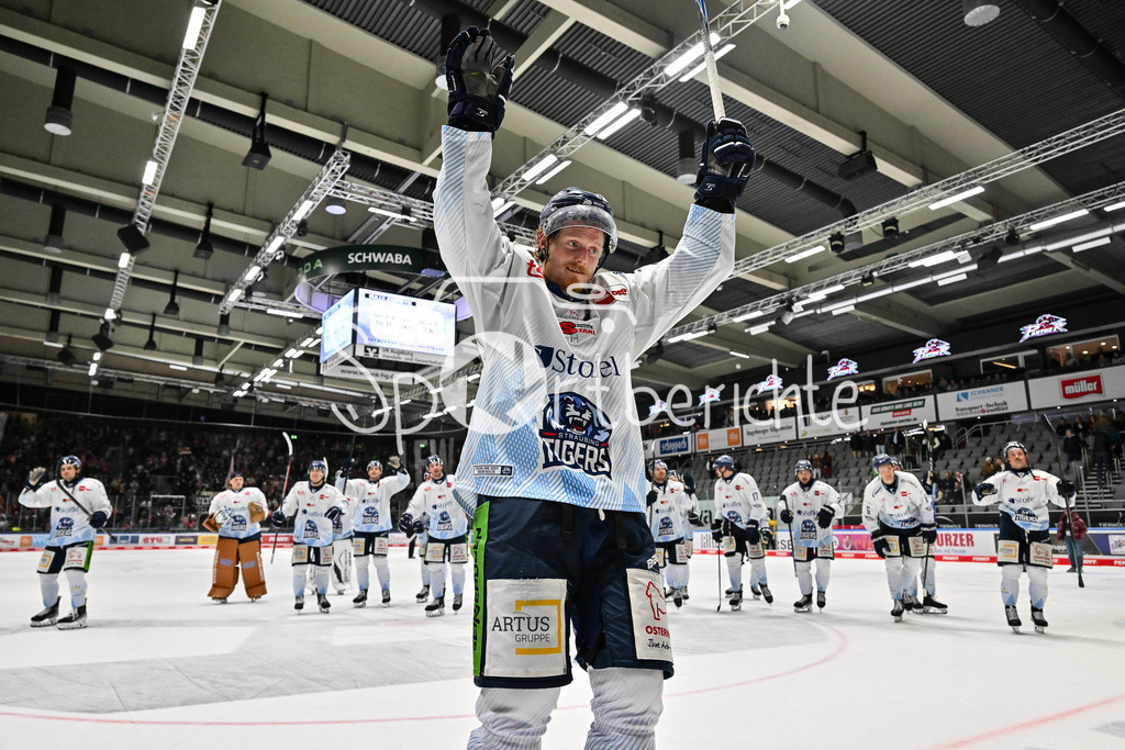 Augsburger Panther - Straubing Tigers | Augsburg, DEUTSCHLAND - 14. NOVEMBER: die Spieler der Tigers bedanken sich bei den mitgereisten Fans nach dem Auswärtssieg in Augsburg nach dem Ligaspiel zwischen den Augsburger Panthern und den Straubing Tigers am 18. Spieltag der Penny DEL im Curt Frenzel Stadion am 14.11.2025 / Feiern / Wade ALLISON (Straubing Tigers 88)