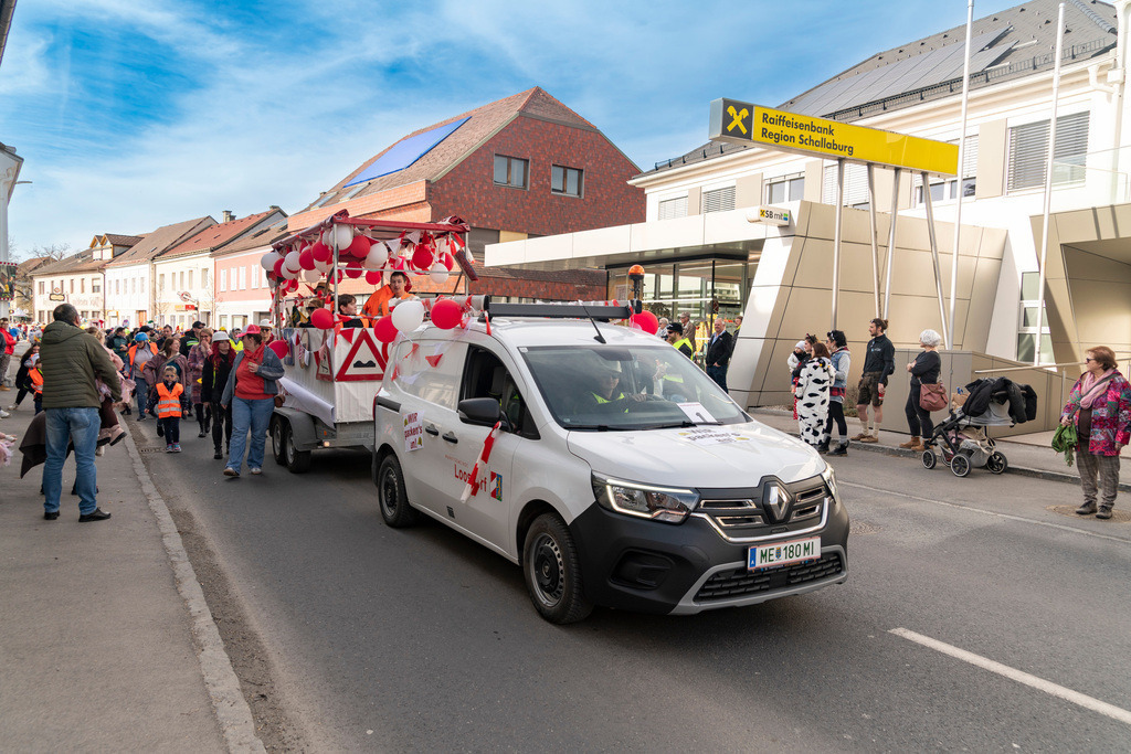 Umzug2025-060_8933 | Fotostrecke: FASCHINGSUMZUG 2025 in Loosdorf. 22 Masken(gruppen)-Teilnehmer: Loosdorfer Vereine, Wirtschaftstreibende, Gemeindeabordnungen sowie Kreditinstitute. rund 700 Besucher entlang der Hauptstrasse. Veranstaltungs-Sicherung durch Mannschaft der FF-Loosdorf mit schwerem Gerät. Maskenprämierung am EKZ-Platz durch Bgm. Thomas Vasku in den Kategorien: Bester Festwagen (Fa. gkonzept-Groissenberger; Beste Personengruppe-ASK-Loosdorf; Beste Einzelperson; Weiteste Anreise-FF Schollach;