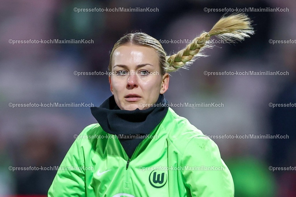 Koe07022501010 | 07.02.2025, Frauen Fußball, 1. FC Köln - VfL Wolfsburg, 1. Fußball Bundesliga, Franz-Kremer-Stadion, Saison 2024 2025: Torwart Merle Frohms (VfL Wolfsburg #1)DFB regulations prohibit any use of photographs as image sequences and or quasi-video.
