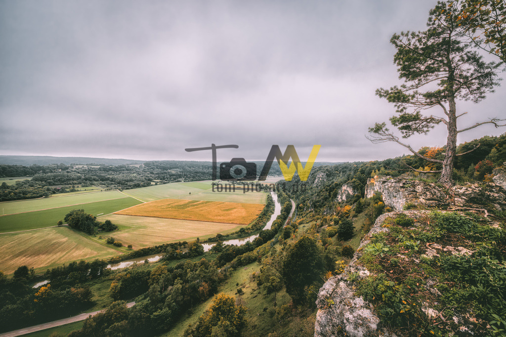 Panoramablick auf das felsige Altmühltal soweit das Auge reicht | Die Aufnahme zeigt einen Blick auf das Altmühltal von der Arnsberger Leite, einem Jurasteilhang im Naturpark Altmühltal in Bayern. Die Arnsberger Leite gilt als eine der landschaftlich schönsten und eindrucksvollsten Felsformationen im Altmühltal. Das Gebiet ist seit 1986 ein Naturschutzgebiet von besonderer botanischer und zoologischer Bedeutung.  - Realisiert mit Pictrs.com