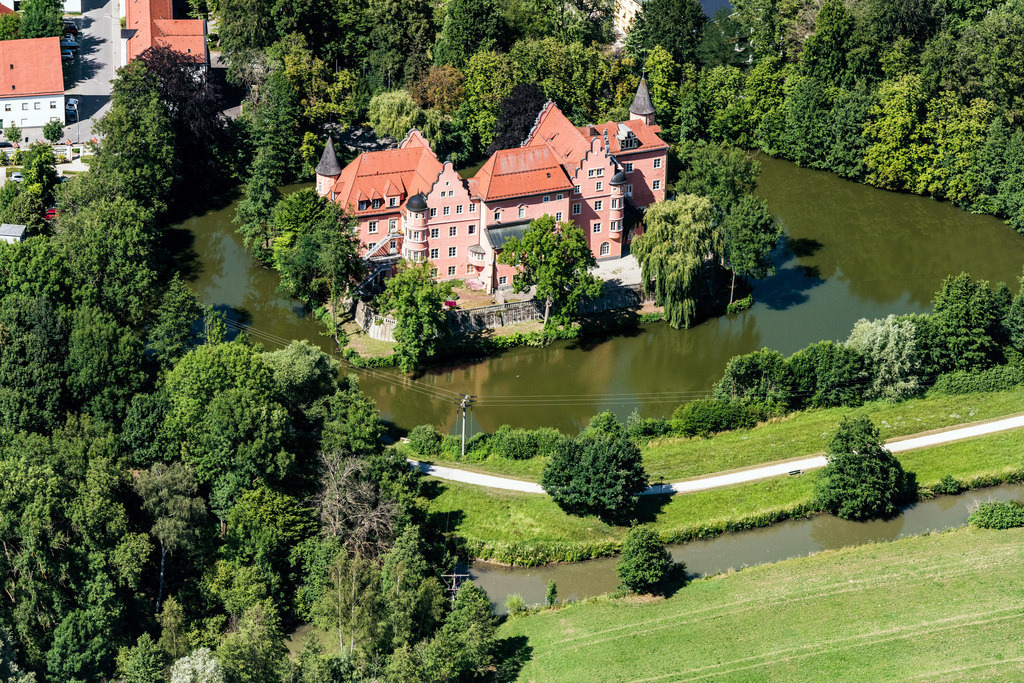 dr__0010453.jpg | TAUFKIRCHEN (VILS) 05.07.2017 Gebäude und Schloßpark- Anlagen des Wasserschloß Taufkirchen in Taufkirchen (Vils) im Bundesland Bayern, Deutschland. // Building and castle park systems of water castle Taufkirchen in Taufkirchen (Vils) in the state Bavaria, Germany. Foto: Daniel Reiter