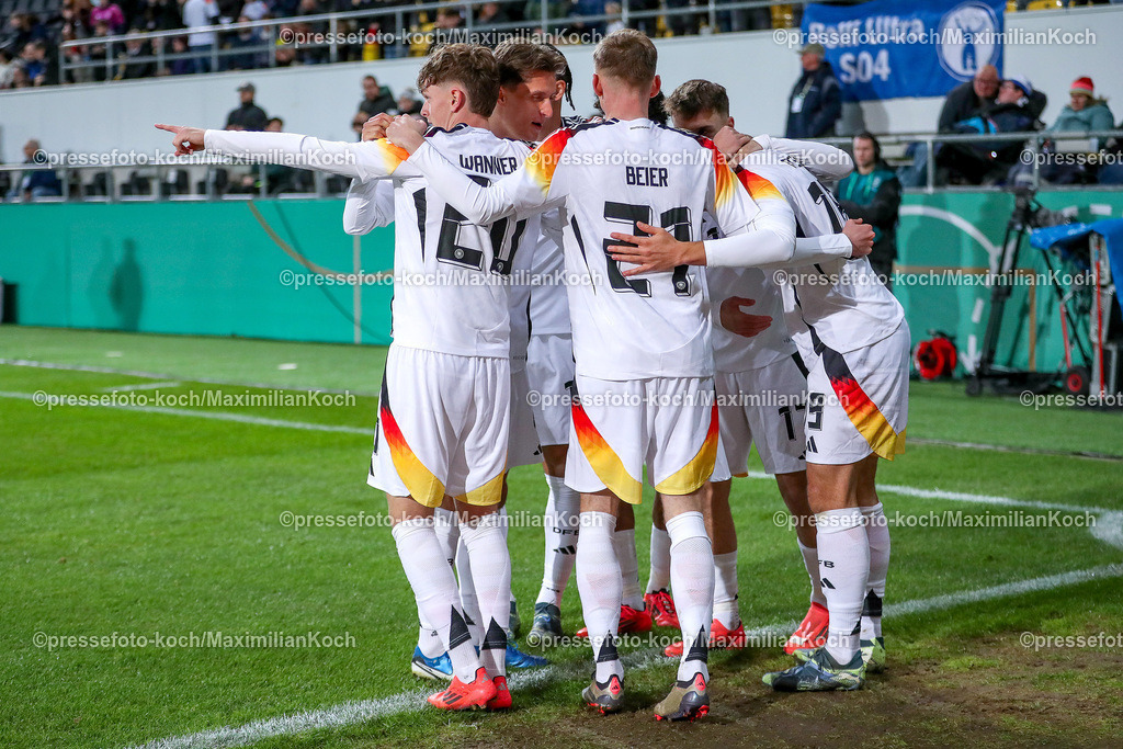 DFB15112401016 | 15.11.2024, Fußball, U21 Länderspiel Deutschland - Dänemark, Tivoli Stadion Aachen, Saison 2024 2025: Torjubel nach dem 1:0 durch Nicolo Tresoldi (U21 GER #19)