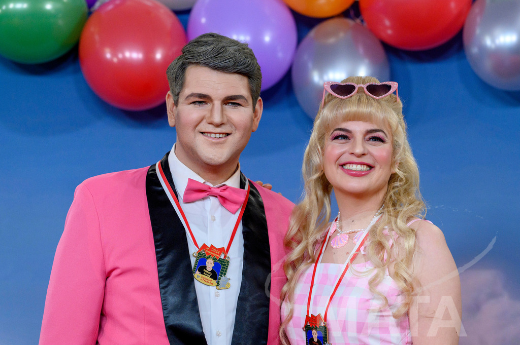 _DWA1760 | Politikerin Katharina Schulze (Grüne) mit ihrem Stellvertreter Johannes Becher (links) bei der TV-Sendung Fastnacht in Franken 2024. Veitshöchheim, 02.02.2024 Bayern Deutschland - Realisiert mit Pictrs.com