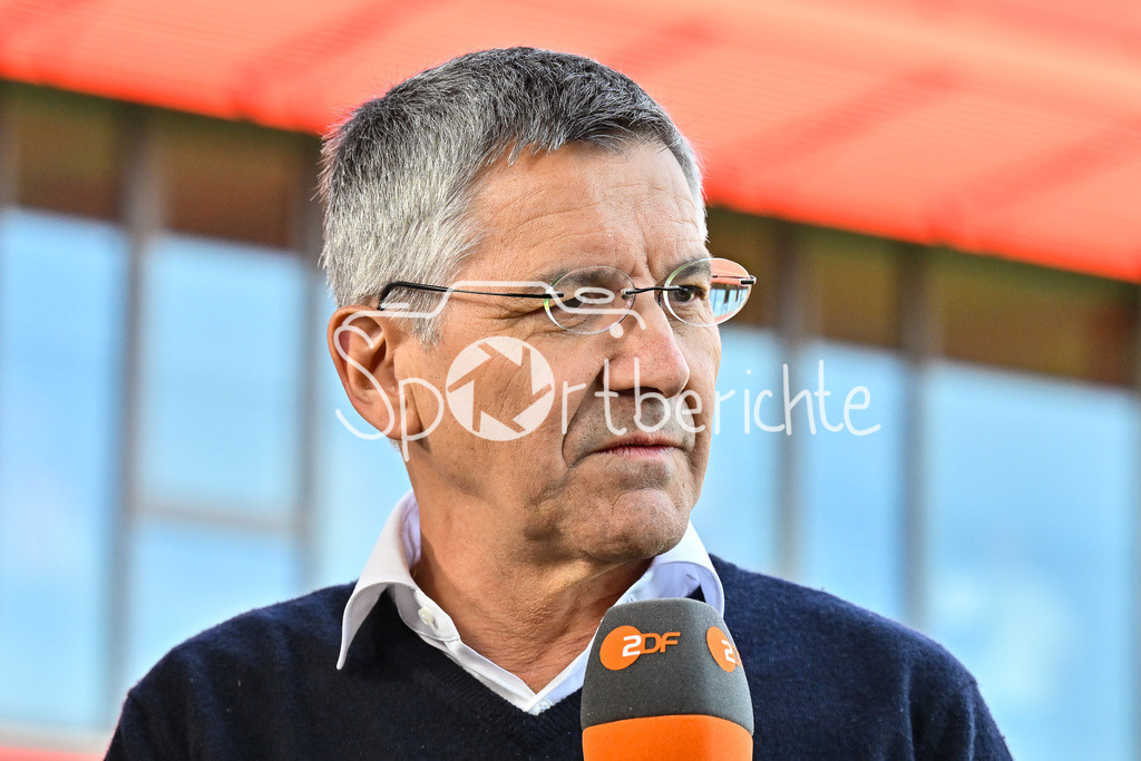 FC Bayern München - SC Freiburg | Im Bild Herbert HAINER beim Interview mit dem ZDF / Einzelfoto / Freisteller / Frauen Bundesliga: FC Bayern Muenchen - SC Freiburg, FC Bayern Campus am 27.04.2025