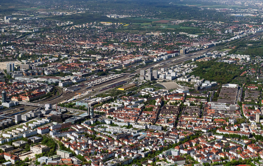dr__0063089.jpg | MüNCHEN 29.04.2025 Innenstadtbereich im Stadtgebiet Neuhausen-Nymphenburg und Laim in München im Bundesland Bayern, Deutschland. // Cityscape of the district Neuhausen-Nymphenburg and Laim in Munich in the state Bavaria, Germany. Foto: Daniel Reiter