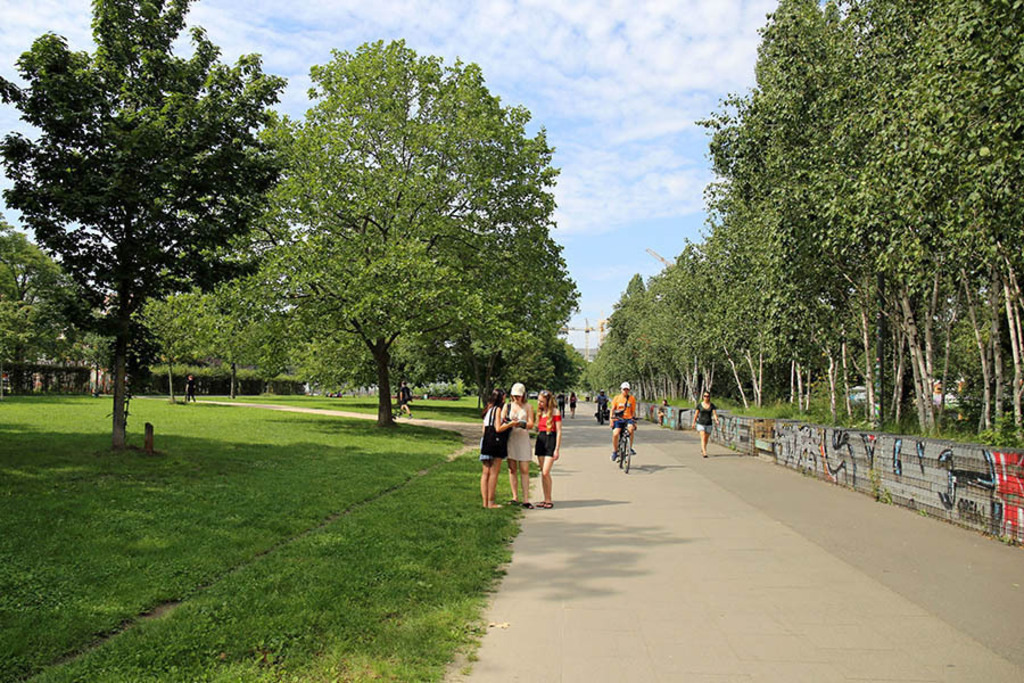 Foto: Leipzig - Lene-Voigt-Park | Das Team hinter BILDLEXIKON LEIPZIG bündelt historische wie aktuelle Informationen über die Stadt Leipzig in Text und Bild auf einer Plattform und stellt diese der interessierten Öffentlichkeit zur Verfügung.