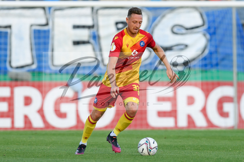 LOTKSC20210809_224 | Fussball, Herren: Robin Bormuth (Karlsruher SC) in Aktion, am Ball, Einzelaktion beim Spiel der 1. Runde im DFB-Pokal zwischen SF Lotte und Karlsruher SC im Stadion am Lotter Kreuz am 09.08.2021 in Lotte, Deutschland.DFB / DFL REGULATIONS PROHIBIT ANY USE OF PHOTOGRAPHS AS IMAGE SEQUENCES AND/OR QUASI-VIDEO. - Realisiert mit Pictrs.com