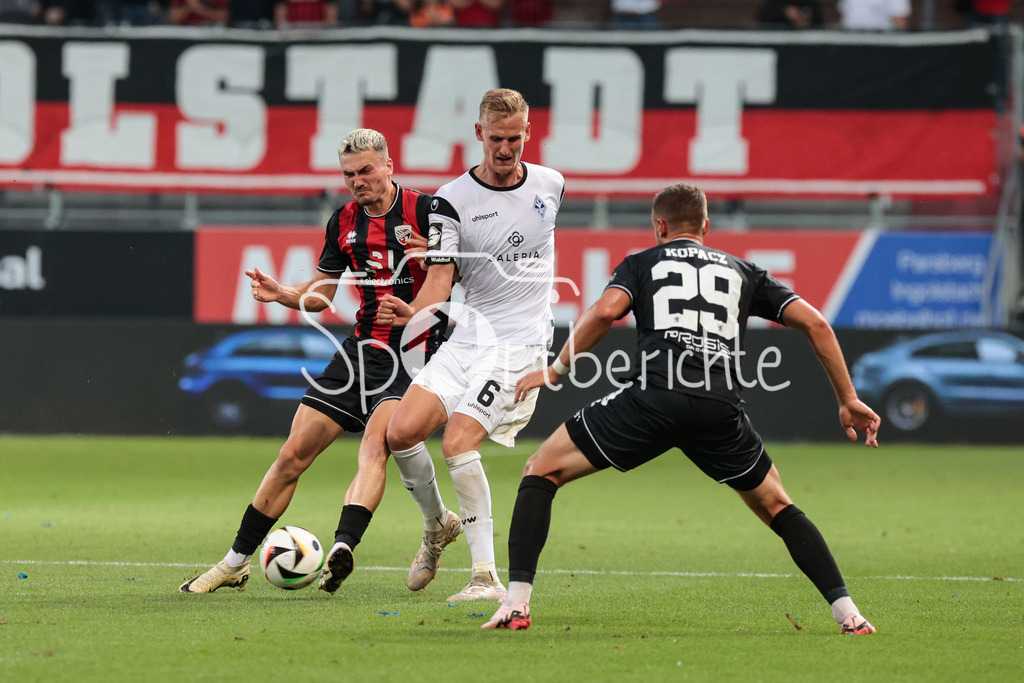 FC Ingolstadt - SV Waldhof Mannheim | v. l. Dennis BORKOWSKI (FCI #7) / Niklas HOFFMANN (Waldhof #6) und David KOPACZ (FCI #29) / Zweikampf
