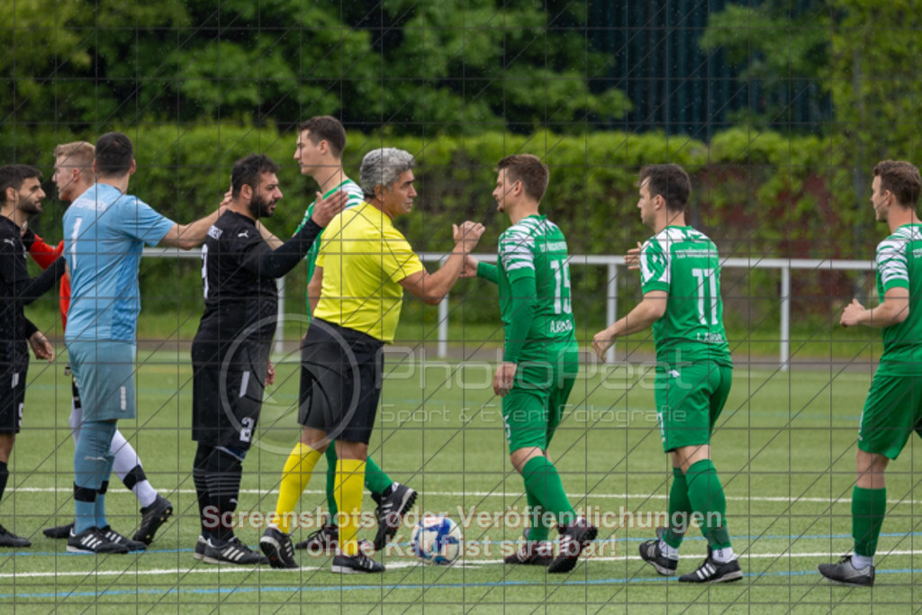 20250504_150243_0046 | #,SSV Göppingen (schwarz) vs. TSV Wäschenbeuren (grün), Fussball, Kreisliga A3 - Bezirk Neckar/Fils, 25. Spieltag, Saison 2024/2025, Kunstrasensportplatz Nord, Hohenstaufenstr. 123, 73033 Göppingen, 04.05.2025 - 15:00 Uhr,Foto: PhotoPeet-Sportfotografie/Peter Harich