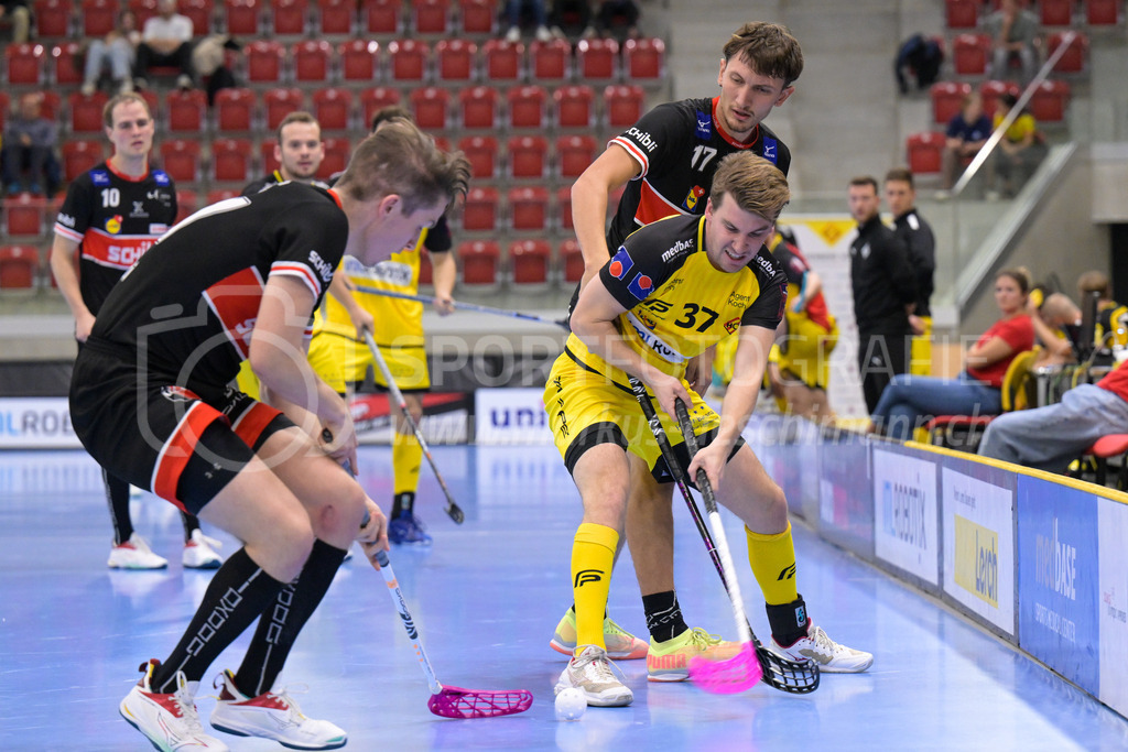 HC Rychenberg vs UHC Uster - 14. October 2022 | HC Rychenberg vs UHC Uster
AXA Arena, Winterthur
Moritz Krebs (#37 HC Rychenberg) gegen Leander Stüssi (#17 UHC Uster).
Bild: Sportfotografie Markus Aeschimann | www.markus-aeschimann.ch - Realisiert mit Pictrs.com