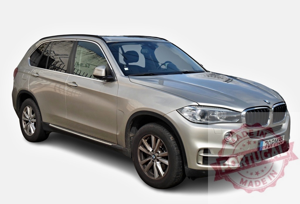 Silver BMW SUV Parked on White Background | Luxury SUV showcasing sleek design and modern features - Realisiert mit Pictrs.com