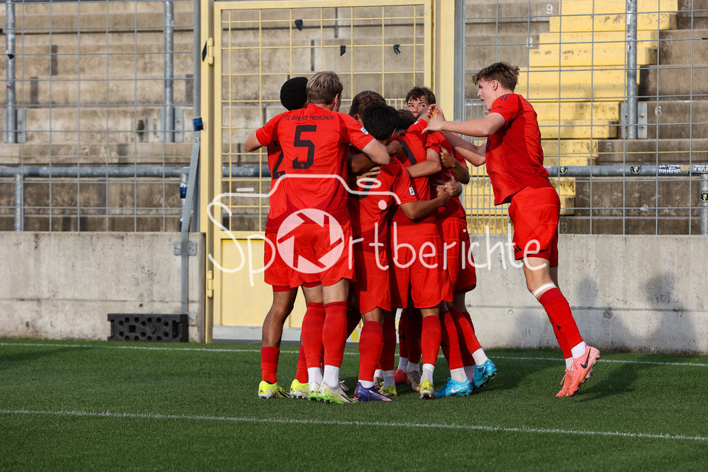 FC Bayern Amateure - SpVgg Bayreuth | Jubel nach dem Tor zum 1-0 durch Timo Kern (FCB #10) / Freude / Happy / Tor / Torschuetze