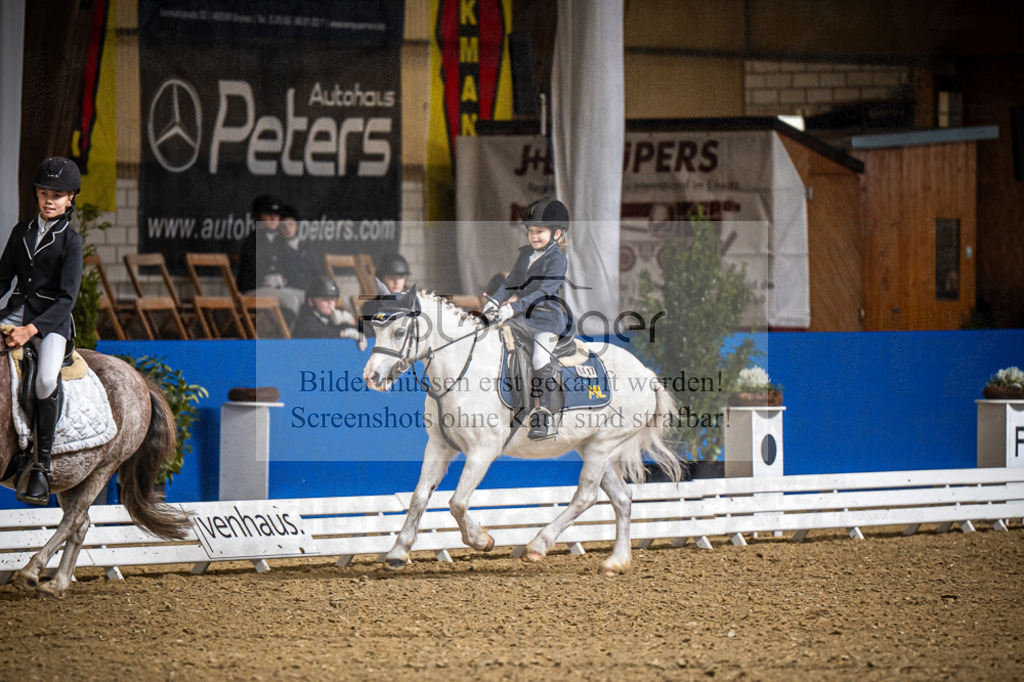 DOS_0909 | Entdecke hochwertige Reitturnierfotos von Foto Oger. Professionell, emotional und authentisch – jetzt Lieblingsmomente im Shop bestellen.Deutschlandweite Turnierfotografie. - Realisiert mit Pictrs.com