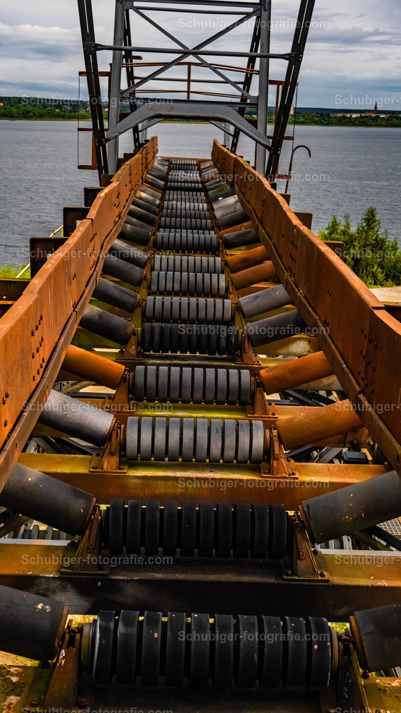 DSCF1992 | Ferropolis ist ein Industriemuseum und Veranstaltungsort in Gräfenhainichen östlich von Dessau-Roßlau auf einer Halbinsel im Gremminer See, dem ehemaligen Tagebau Golpa-Nord. Ferropolis ist Ankerpunkt der Europäischen Route der Industriekultur. Wikipedia - Realisiert mit Pictrs.com