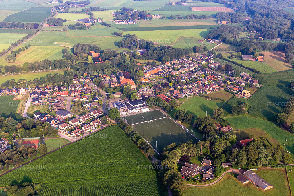 Vue aérienne: Vue de la ville à Buurse dans le département Overijssel, Pays-Bas. Photo: IMG_008197.jpg prise le 18/07/2020 par Werner Riehm/FLY-FOTO.eu – Résolution de l'original: 5472 x 3648 px