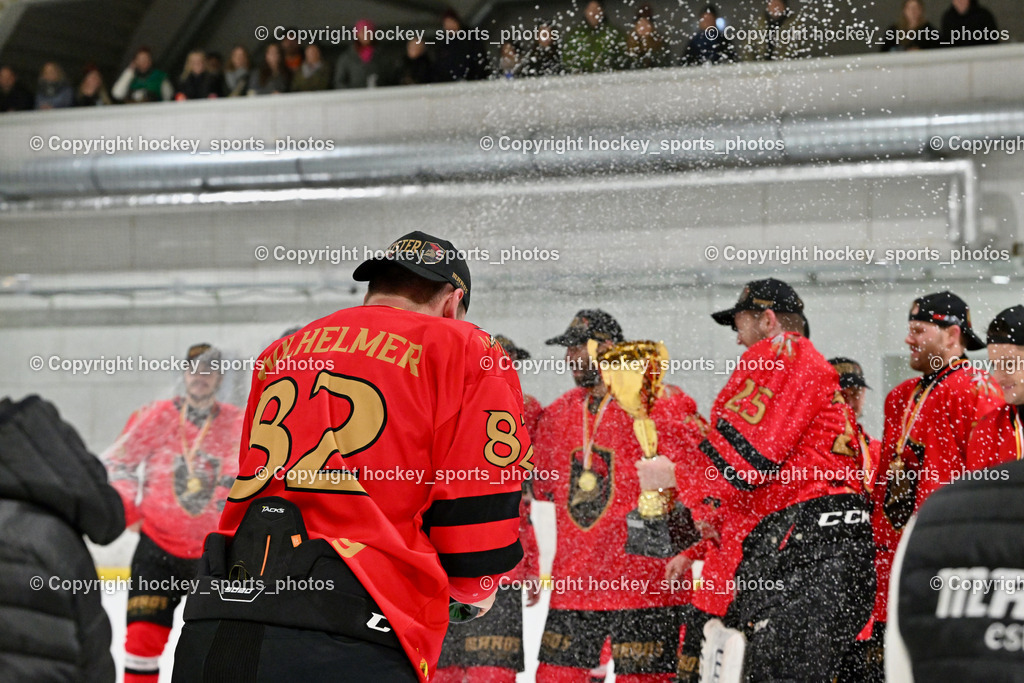 Lendhafen Seelöwen vs. Spartans Althofen | Sekt Dusche, Meisterfeier Spartans Althofen Mannschaft, Lendhafen Seelöwen vs. Spartans Althofen, Lendhafen Seelöwen vs. Spartans Althofen am 14.02.2025 in Ferlach (HTC Eishalle Ferlach), Austria, (Photo by Bernd Stefan)