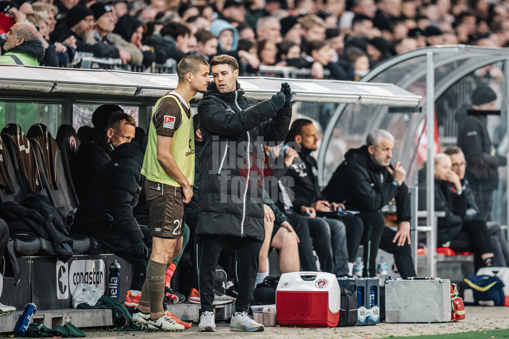 Fußball | Männer | Saison 2023/2024 | 2. Fußball-Bundesliga | 31. Spieltag | FC St. Pauli vs. FC Hansa Rostock | 26.04.2024 | v.l. Adam Dzwigala (#25, FC St. Pauli) kriegt letzte Anweisungen von Trainer Fabian Hürzeler (FC St. Pauli)