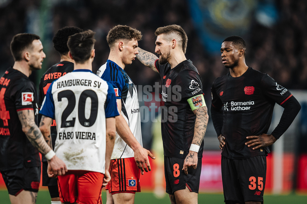 Fußball | Männer | Saison 2025/2026 | 1. Fußball-Bundesliga | 17. Spieltag | Hamburger SV vs. Bayer 04 Leverkusen | 04.03.2026 | nach dem Abpfiff Wortgefecht zwischen Nicolai Remberg (#21, HSV) links und Robert Andrich (#8, Bayer 04 Leverkusen) rechts