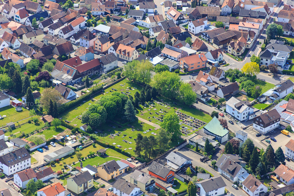 Luftbild: Alter Friedhof in Hagenbach im Bundesland Rheinland-Pfalz in Deutschland. Foto: IMG_078437.jpg vom 08.05.2015 durch Werner Riehm/FLY-FOTO.de
