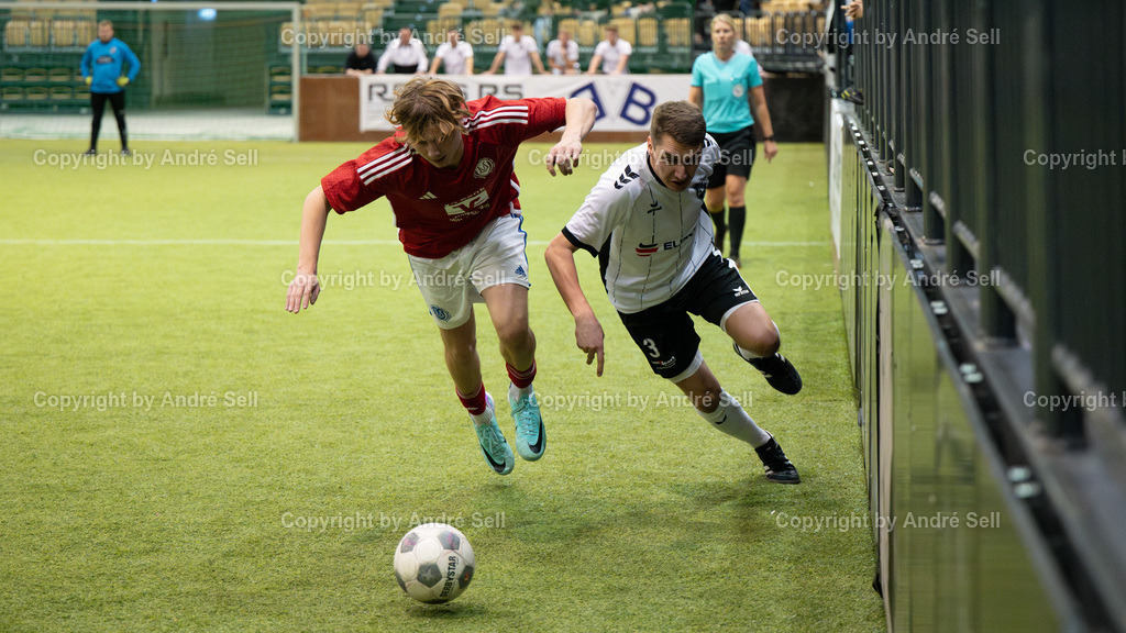 Vorrunde - Gruppe B - TS Einfeld vs TuS Nortorf | Brian Casper (Einfeld #3) / Jordan Thielbörger (Nortorf #14) // 44. RS-Reifenhandel-Cup 2024 / Vorrunde - Gruppe B - TS Einfeld vs TuS Nortorf / Holstenhalle 1 / Neumünster / 26.12.24 - Realisiert mit Pictrs.com