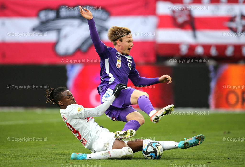 A_LUI_21042024_35 | SPORT,FUSSBALL.ADMIRAL BUNDESLIGA RED BULL SALZBURG-AUSTRIA KLAGENFURT. 21.04.2024 IM BILD: DAOUDA GUINDO (SALZBURG) UND AARON SCHWARZ  (KLAGENFURT) FOTO.FOTOLUI/MW