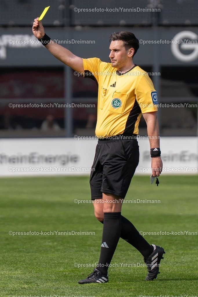 xydr05042501046 | 05.04.2025, xydrx, Fußball, Viktoria Köln - SpVgg Unterhaching , 3.Liga, Sportpark Höhenberg, Saison 2024 2025: Justin Hasmann (Schiedsrichter) zeigt die Gelbe Karte DFB regulations prohibit any use of photographs as image sequences and or quasi-video.