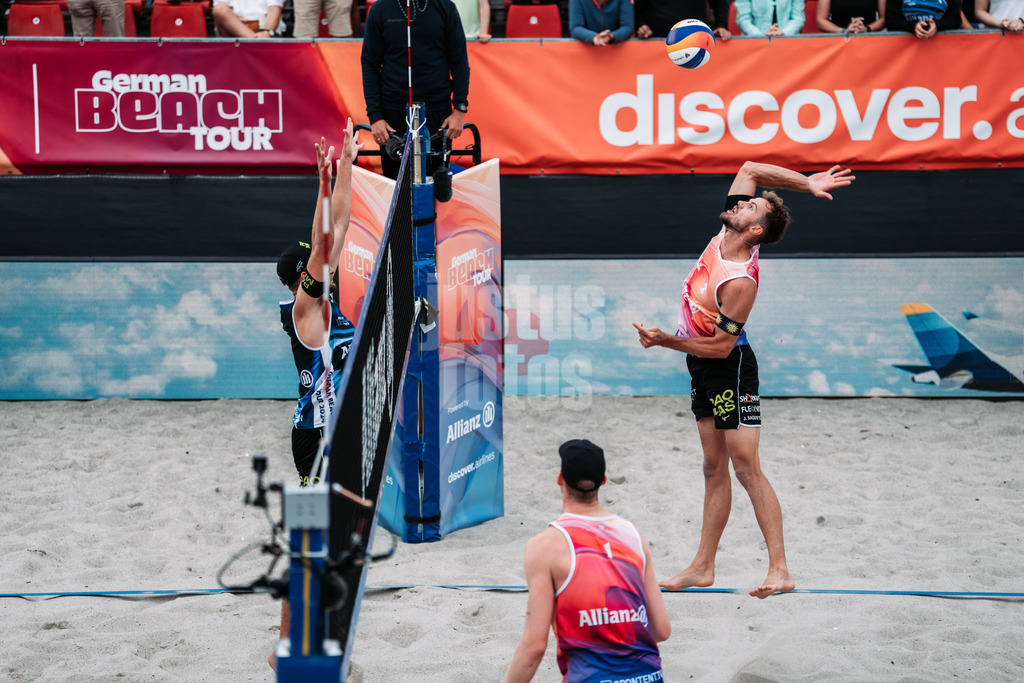 Beachvolleyball | Männer | Allianz German Beach Tour 2024 | Tourstop Kühlungsborn 2 | 17.08.2024 | rechts Jonas Sagstetter beim Angriff gegen links Benedikt Sagstetter