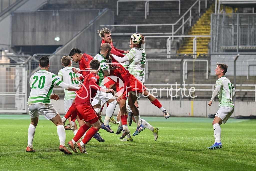 FC Bayern Amateure - SpVgg Greuther Fürth II | Nach einem Eckball kommt Steve BREITKREUZ (FC Bayern München II #5) zum Kopfball / Regionalliga Bayern: FC Bayern Muenchen II - SpVgg Greuther Fuerth II, Gruenwalder Stadion am am 29.10.2024