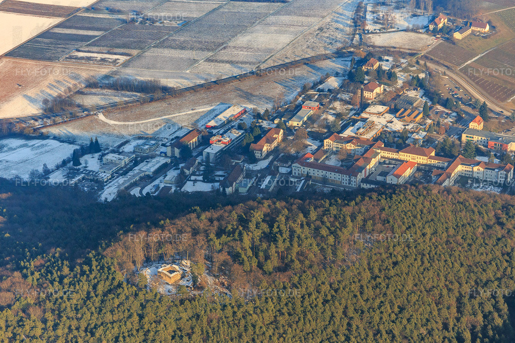 Ruine Waldschlössel über der Landesklinik Landeck im Winter bei wenig Schnee https://wkpd.one/khFuXc | Luftbild: Ruine Waldschlössel über der Landesklinik Landeck im Winter bei wenig Schnee https://wkpd.one/khFuXc in Klingenmünster im Bundesland Rheinland-Pfalz in Deutschland. Foto: IMG_096436.jpg vom 22.01.2017 durch Werner Riehm/FLY-FOTO.de - Realisiert mit Pictrs.com