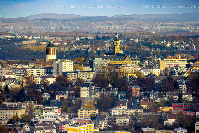 Remscheid231100808 | Luftbild, Skyline Wohnhäuser, Waterbölles Wasserturm Sehenswürdigkeit und Rathaus Turm, hinten der Herbstwald mit herbstlichen Laubbäumen, Mitte, Remscheid, Rheinland, Nordrhein-Westfalen, Deutschland