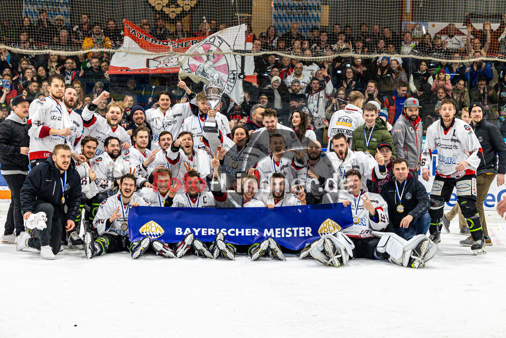 Spiel 3 Finale TSV Peißenberg Miners vs EHC Königsbrunn | Eishockey Bayernliga Playoffs 2023/2024, Spiel 3 Finale TSV Peißenberg Miners vs EHC Königsbrunn, 20240328,
Bayerischer Meister 2024 Bayernliga EHC Königsbrunn,
2024-03-28 in Peißenberg (Eisstadion)
67 David FRANY (EHC 67), 31 David BLASCHTA (EHC Goalie 31), 32 Stefan VAJS (EHC Goalie 32), 3 Simon BESLIC (EHC 3), 13 Luca SZEGEDIN (EHC 13), 15 Lukas HÄCKELSMILLER (EHC 15), 19 Max PETZOLD (EHC 19), 20 Philipp SANDER (EHC 20), 29 Dominic ERDT (EHC 29), 43 Hayden TRUPP (EHC 43), 6 Marco STERNHEIMER (EHC 6), 8 Tim BULLNHEIMER (EHC 8), 21 Florian DÖRING (EHC 21), 24 Dennis TAUSEND (EHC 24), 27 Toms PROKOPOVICS (EHC 27), 28 Mika REUTER (EHC 28), 55 Nicolas BAUR (EHC 55), 69 Leon STEINBERGER (EHC 69), 96 Lukas FETTINGER (EHC 96), 97 Leon HARTL (EHC 97), 98 Julian BECHER (EHC 98)
Copyright: WolfgangxLindner foto-lindner.de