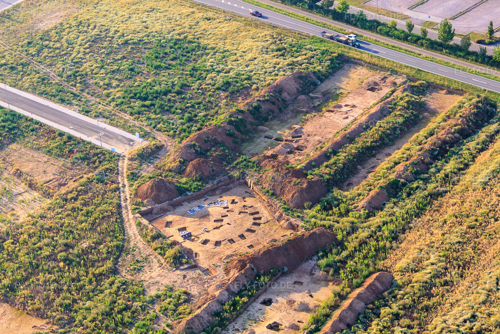 Luftbild: Archäologische Grabung am neuen Gewerbepark W II in Herxheim bei Landau im Bundesland Rheinland-Pfalz in Deutschland. Foto: IMG_70223.jpg vom 19.07.2014 durch Werner Riehm/FLY-FOTO.de