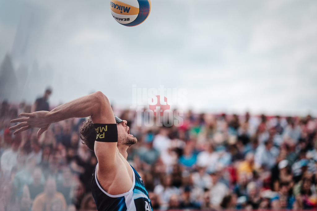 Beachvolleyball | Männer | German Beach Tour 2024 | Tourstop Bremen | 08.06.2024 | Jonas Sagstetter beim Aufschlag