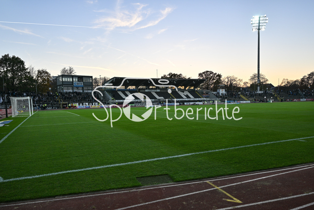 SSV Ulm 1846 Fussball - FC Schalke 04 | Das Donaustadion in Ulm strahlt in der Abendsonne vor dem Spiel gegen den FC Schalke 04 / Stadionfoto / 2. Bundesliga: SSV Ulm 1846 Fussball - FC Schalke 04, Donaustadion am 01.11.2024
