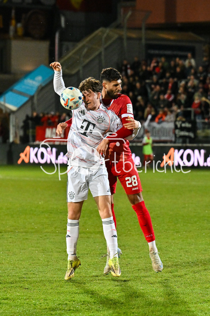 FC Würzburger Kickers - FC Bayern Amateure | WÜRZBURG, DEUTSCHLAND - 10. APRIL: im Duell Simon ZÖLS (FC Bayern München II 19) und Ebrahim FARAHNAK (Würzburger Kickers 28) während dem Match zwischen dem FC Würzburger Kickers und den Amateuren des FC Bayern München am 28. Spieltag der Regionalliga Bayern in der AKON Arena