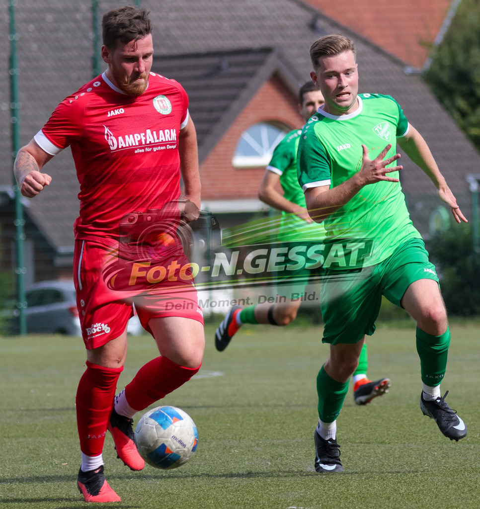 Bünder SV - TV Elverdissen | Auf dem Bild zu sehen: rot Bünder SV: Fabian Schnelle ; grün TV Elverdissen: Henrik Heidsiek Bünder SV, TV Elverdissen, Saison 26/27, Kreisliga A, Bünde, Deutschland - Realisiert mit Pictrs.com