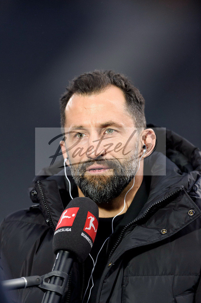 BSCFCB20220123_015 | Fussball, Herren: Sport-Vorstand Hasan Salihamidzic (FC Bayern Muenchen) im Interview bei dem Spiel der 1. Bundesliga zwischen Hertha BSC und FC Bayern Muenchen im Olypiastadion am 23.01.2022 in Berlin, Deutschland.DFB / DFL REGULATIONS PROHIBIT ANY USE OF PHOTOGRAPHS AS IMAGE SEQUENCES AND/OR QUASI-VIDEO. - Realisiert mit Pictrs.com