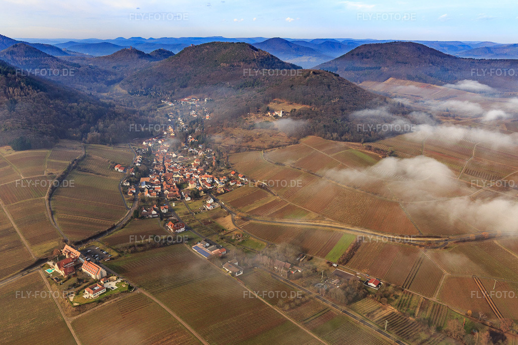 Luftbild: Dorfansicht am Haardtrand im Winter bei tiefen Wolken von Osten in Leinsweiler im Bundesland Rheinland-Pfalz in Deutschland. Foto: IMG_096484.jpg vom 02.02.2017 durch Werner Riehm/FLY-FOTO.de