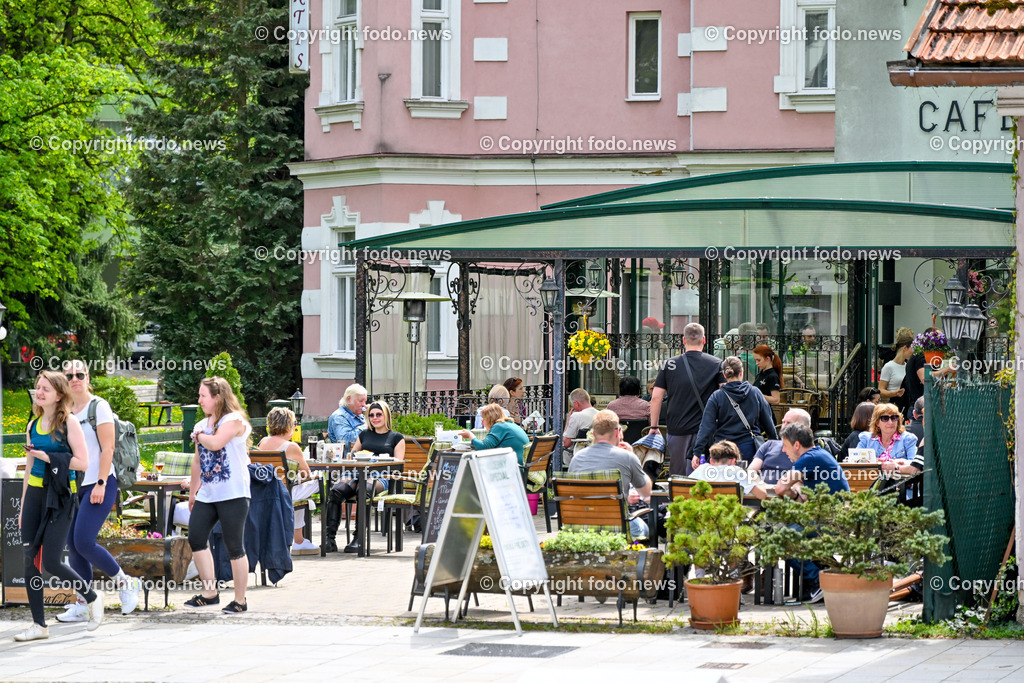Slowakei_ Trenciansky kraj_ Trencianske Teplice_ 22.04.2025-32 | 22.04.2025, Slowakei, SVK, Trenciansky kraj, Trencianske Teplice, im Bild Trencianske Teplice, Trentschin-Teplitz, Stadt im Westen der Slowakei, Kurort mit Sehenswuerdigkeiten, Hotels aus der Zeit der habsburgischen Monarchie, einem Kurpark sowie alten Badehaeusern, Stadtansichten, Gebaeude, Architektur, Park, Strassen, Haeuser, Infrastruktur,  Denkmaeler, Kultur, Cafe, Cafehaus, Gastgarten, Touristen, Gastronomie