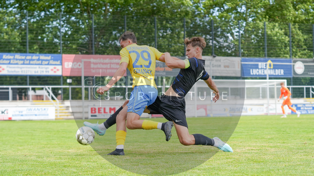 Fußball, Herren, Saison 2025/2026, 3. Luckenwalder Turmpokal, Werner-Seelenbinder-Stadion Luckenwalde, Spiel: FSV 63 Luckenwalde vs. Hertha BSC U19,  | Fußball, Herren, Saison 2025/2026, 3. Luckenwalder Turmpokal, Werner-Seelenbinder-Stadion Luckenwalde, Spiel: FSV 63 Luckenwalde vs. Hertha BSC U19, Im Bild: Simon Gollnack (l. Luckenwalde) und Marvin Krumhaar (r. Hertha U19) - Realisiert mit Pictrs.com