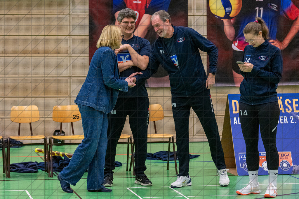 2. VBLF Nord 25/26 | Spiel 4087 | VC Osnabrück vs. BSV Ostbevern | Kurze Gespräche am Ende des Spiel zwischen Katharina Pötter und QUISTROFF Philippe (VC Osnabrück e.V. #AC). //  07.02.26: 2. VBLF Nord 25/26 | Spiel 4087 | VC Osnabrück vs. BSV Ostbevern / Osnabrück / Deutschland  //   CREDIT:www.bullenfotos.de, Martin König, Hörner Weg 40, D-49078 Osnabrück, +4917663732967 // Nutzung und Weitergabe nur zu den vereinbarten Zwecken. Presseanfragen an Ersteller. Alle Rechte beim Ersteller. Honorierung nach MFM. - Realisiert mit Pictrs.com