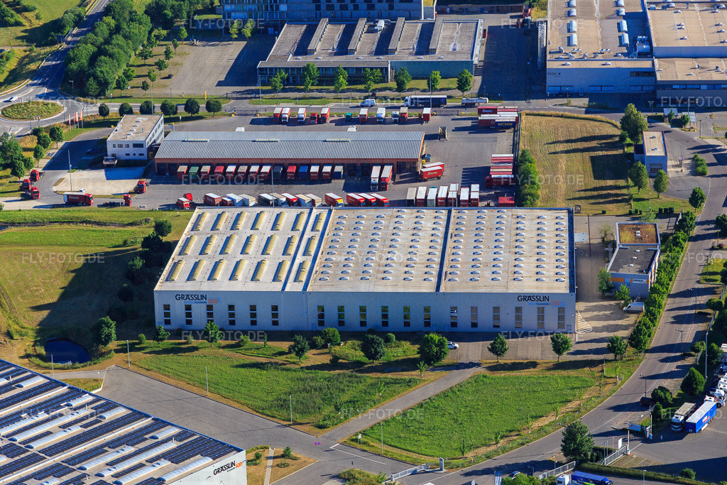 GRÄSSLIN SÜD GmbH und Kunststoff-Institut Südwest http://www.graesslin-kunststoffe.de/ https://www.kunststoff-institut-suedwest.de/ | Luftbild: GRÄSSLIN SÜD GmbH und Kunststoff-Institut Südwest http://www.graesslin-kunststoffe.de/ https://www.kunststoff-institut-suedwest.de/ im Ortsteil Weilersbach in Villingen-Schwenningen im Bundesland Baden-Württemberg in Deutschland. Foto: IMG_149242.jpg vom 29.06.2025 durch Werner Riehm/FLY-FOTO.de - Realisiert mit Pictrs.com