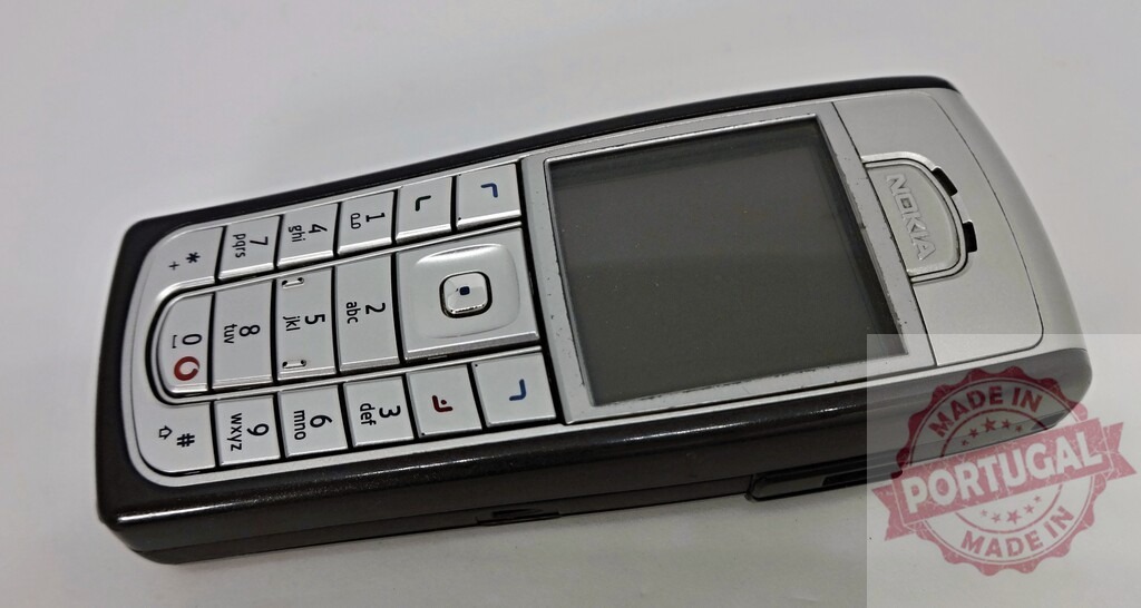 Nokia mobile phone showing blank screen and keypad on white background | Old Nokia mobile phone showing blank screen and keypad lying on a white background - Realized with Pictrs.com